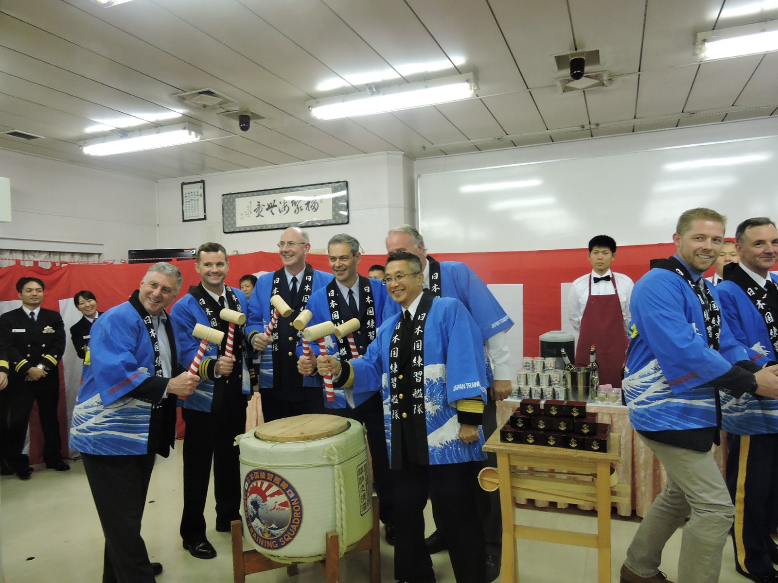 艦上レセプションでの日本酒の鏡割り