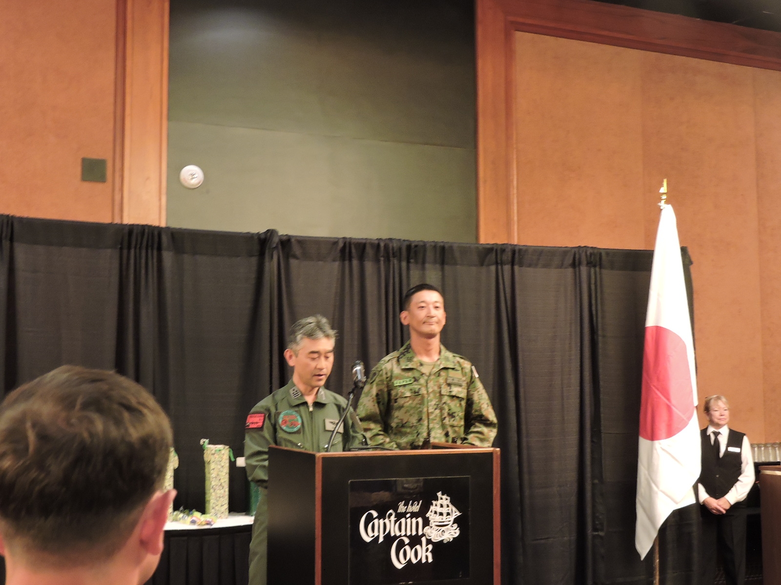 太田航空訓練部隊指揮官と西口陸上訓練部隊指揮官による乾杯の発声